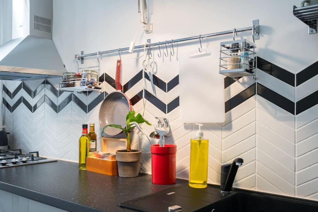 Exquisite Art Deco 2br Prime Location *