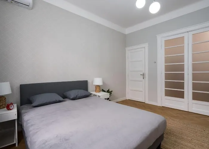 Exquisite Art Deco 2Br Apartment Prime Location