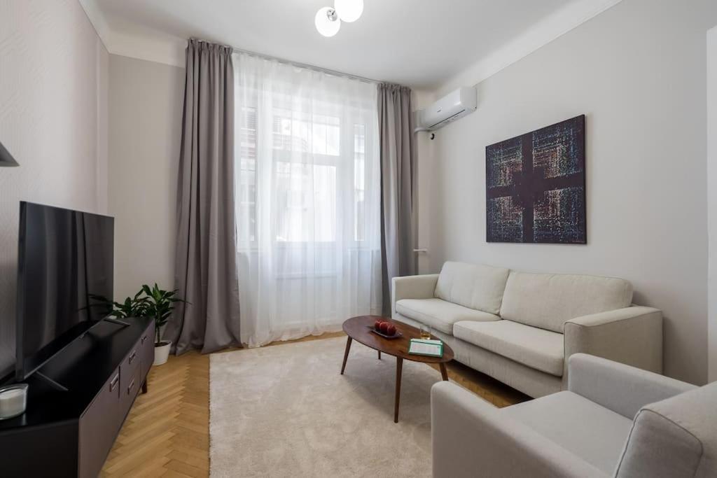 Exquisite Art Deco 2br Prime Location Apartment
